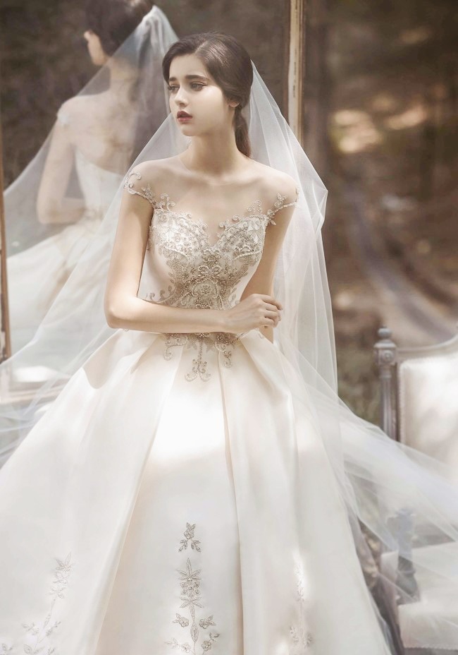 Những chiếc váy cưới thường được thiết kế với kiểu dáng xòe, mang lại diện mạo công chúa cho người diện.