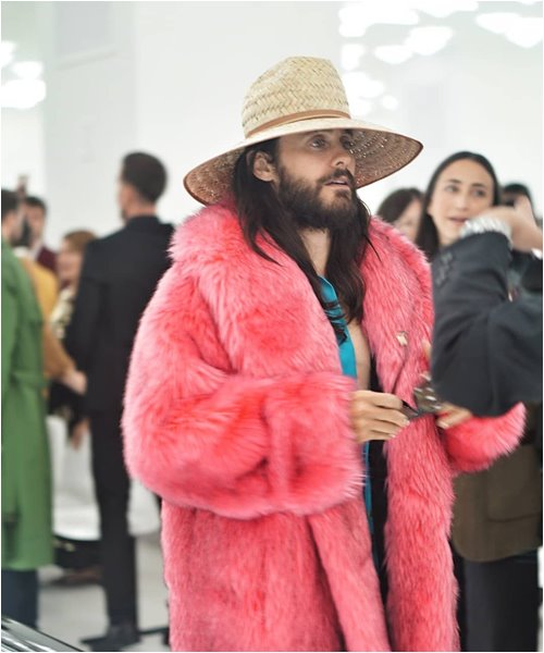 Những set đồ nam lần này của Gucci gợi người ta nhớ tới Jared Leto - tài tử điển trai diện áo lông hồng rực tới show&nbsp;