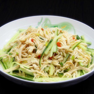 Salad gà công nghiệp dưa leo. Ảnh minh họa.