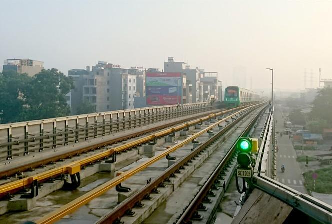 Dự án đường sắt đô thị Cát Linh – Hà Đông chưa hẹn ngày về đích, dù đã 1 năm chạy thử. Ảnh: Phạm Thanh Quảng cáo