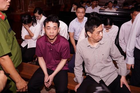 Nguyễn Minh Hùng (áo tím) và Võ Mạnh Cường tại phiên tòa sáng nay.