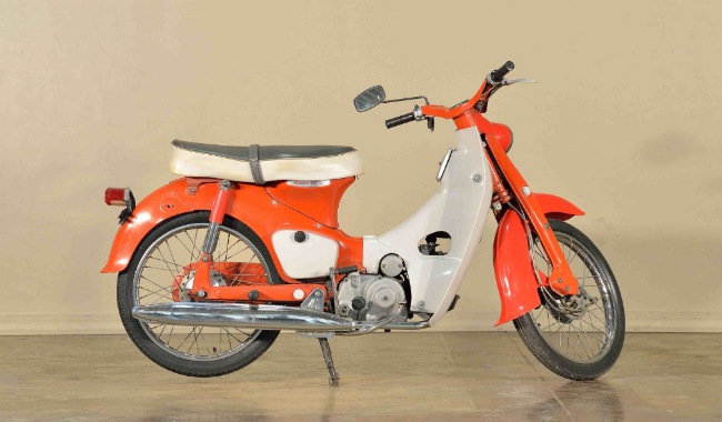 Honda Super Cub hay còn gọi tắt là Honda Cub là mẫu xe máy cỡ nhỏ lập nên kỳ tích vô cùng lớn cho nhà sản xuất xe Honda. Ảnh Super Cub 50 đời 1966 đẹp lung linh của một nhà sưu tầm ở Mỹ.