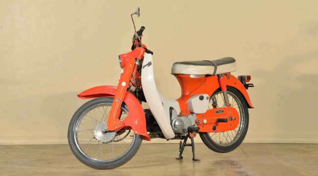 Super Cub 50 với lối thiết kế giản dị, trọng lượng nhẹ, tiết kiệm xăng.