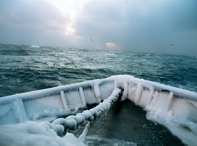 Trong khi ngư dân đánh bắt cua có thể bị trơn trượt do boong tàu bị phủ băng và có thể bị trượt khỏi thuyền rơi xuống biển. 