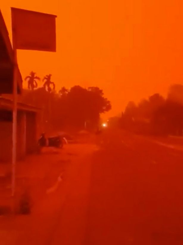 Bầu trời màu đỏ rực do tác động của cháy rừng ở Indonesia.