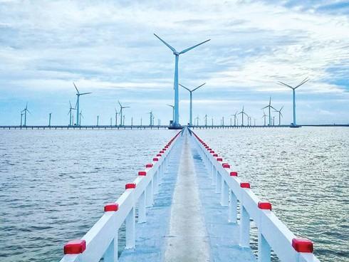 Bạc Liêu cũng là nơi cánh đồng điện gió đầu tiên của Đông Nam Á được xây dựng trên thềm lục địa với 62 trụ turbine.
