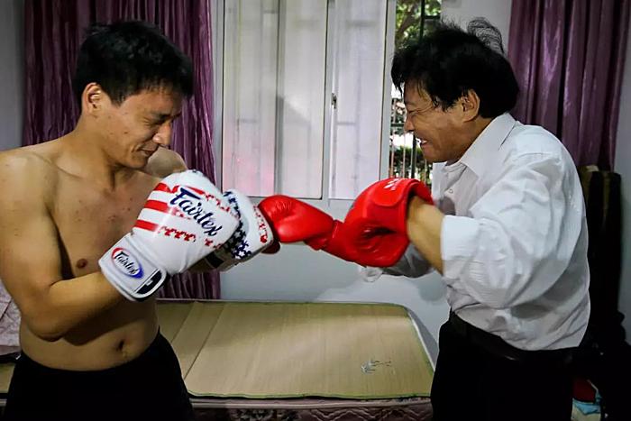 Bố nguyện làm "bao cát" cho con tập đấm boxing, những vết thương, những vết tím bầm không làm lay chuyển suy nghĩ rằng con trai mình nhất định thành công.