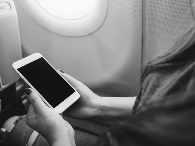Điều gì xảy ra nếu bạn không chuyển điện thoại sang “chế độ máy bay” khi đi máy bay?