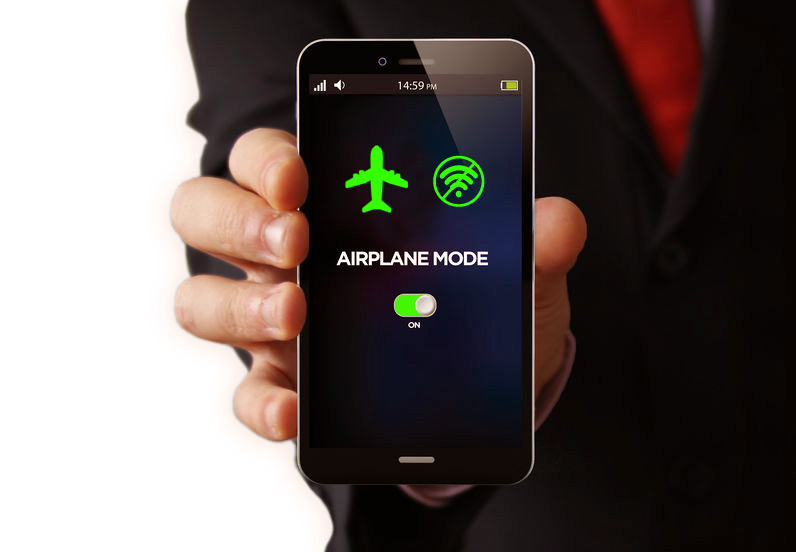 Để điện thoại "chế độ máy bay" là quy tắc gần như bắt buộc trong mọi chuyến bay (Ảnh: GETTY)