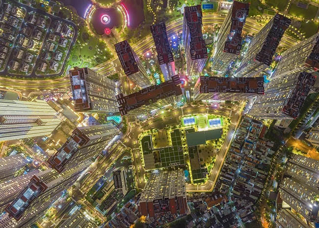 7. Các tòa nhà và con đường giống như một bảng mạch điện tử ở thành phố Hồ Chí Minh, với 9 triệu người. Ảnh: Trung Phạm.
