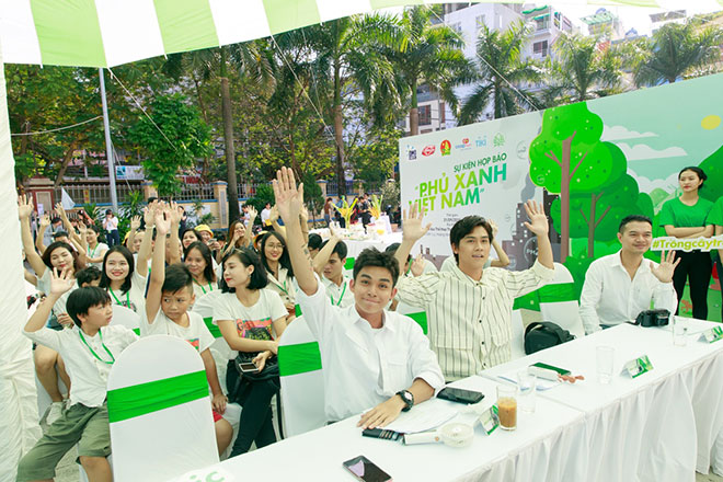 Trải rộng trên cả nước với nhiều hoạt động thiết thực, chiến dịch “Phủ Xanh Việt Nam” nhận được sự ủng hộ nhiệt tình của nhiều người nổi tiếng như MC Quang Bảo, ca sĩ - diễn viên Jun Phạm, người mẫu - diễn viên Võ Điền Gia Huy, travel vlogger Chan La Cà…