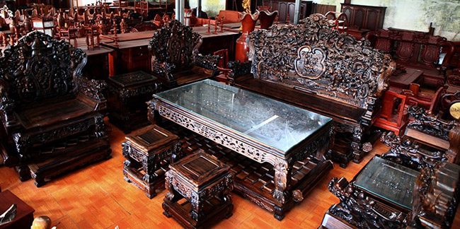 Bộ bàn ghế được làm từ lõi gỗ mun này thuộc sở hữu của anh Trần Đức Thuấn ở Khoái Châu - Hưng Yên.
