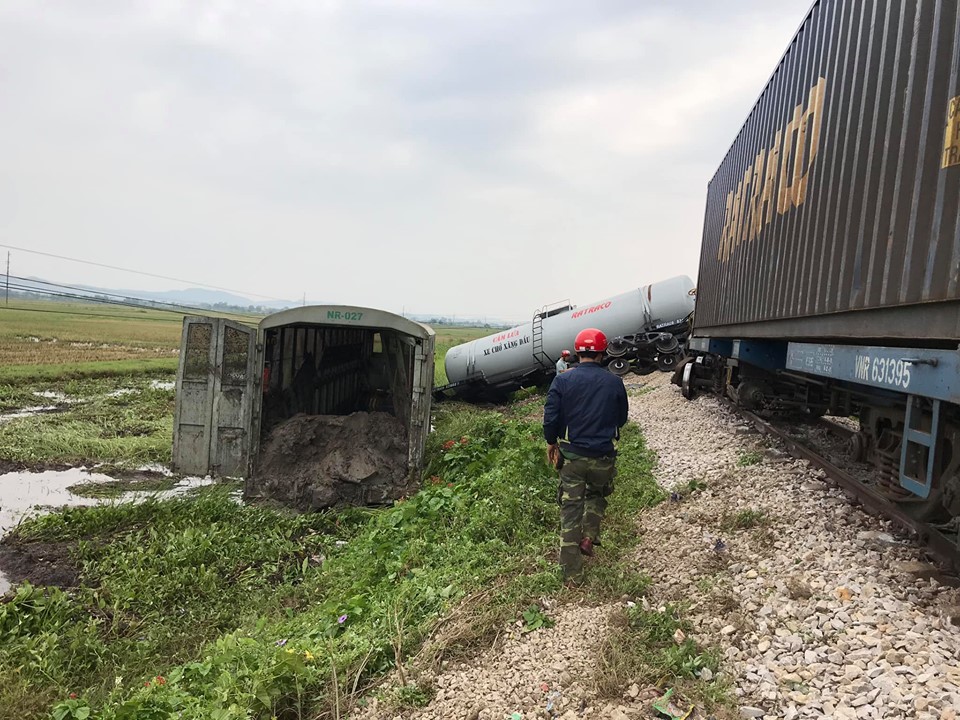 Vụ tai nạn trên xảy ra vào khoảng 7h40 ngày 25/9 trên đường sắt Thống Nhất đoạn qua xã Diễn Trường, huyện Diễn Châu, tỉnh Nghệ An.