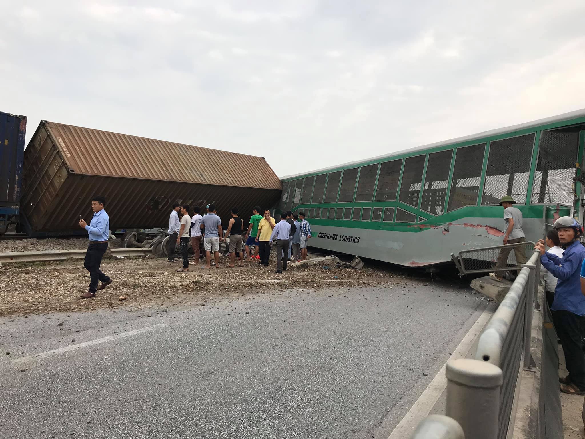 Một toa tàu trật bánh, lao sang chắn ngang quốc lộ 1A.