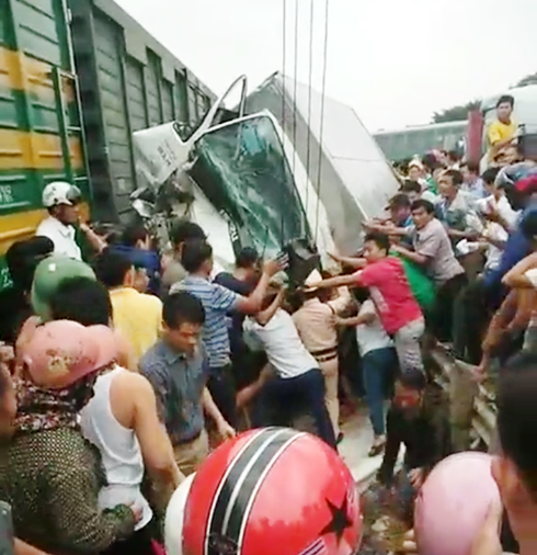 &nbsp;Hiện ngoài việc điều động đầu máy từ ga Vinh ra kéo đoàn tàu để giải phóng hiện trường, Đội cứu hộ đường sắt và hai cẩu đường bộ cũng đã được huy động tới hiện trường để tham gia cứu hộ, sớm thông tuyến đường sắt Bắc - Nam.