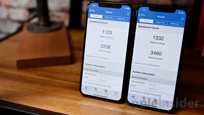 iPhone XS (trái) và iPhone 11 Pro (phải).