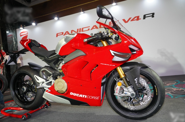 2019 Ducati Panigale V4 R ra đời là sự biểu hiện tối đa đặc tính dòng xe đua của Ducati. Đây là một siêu phẩm giúp lái xe đạt tới khả năng vận hành tiên tiến, cua góc sắc nét và chạy nhanh với tốc độ kinh hoàng, nhưng nhờ có các thiết bị điện tử, đặc biệt là hệ thống an toàn đầy ma thuật, đã giúp cho những ai cầm cương Panigale V4 R thực sự vượt ra ngoài mọi giới hạn vốn có.
