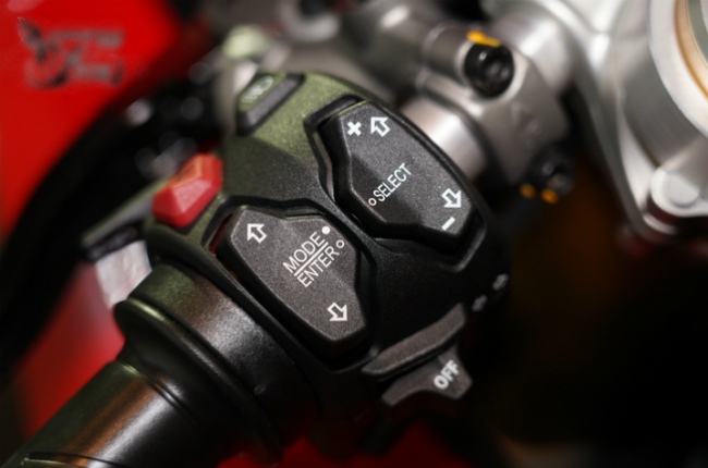 Xe trang bị nhiều công nghệ điện tử hiện đại, các nút điều khiển trên thanh tay lái thể hiện đỉnh cao của dòng xe Ducati mới này.