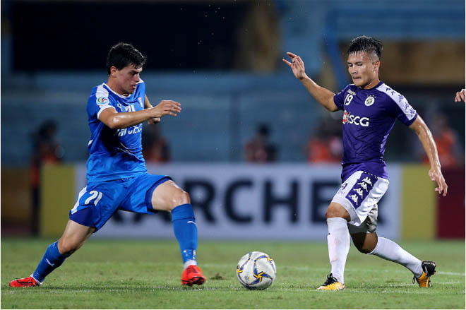 Hà Nội FC chờ đợi ở Quang Hải (phải)