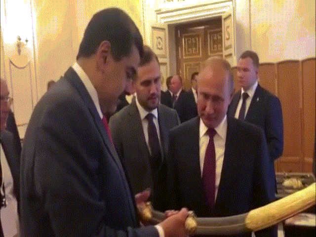 Video: Tổng thống Venezuela tận tay tặng vũ khí cho ông Putin ở Nga