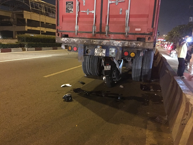Hiện trường vụ tai nạn giao thông xe máy chui lọt vào gầm xe container