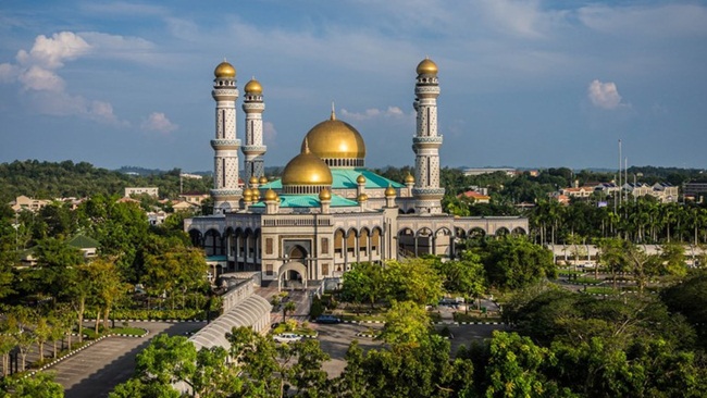 Brunei là quốc gia giàu có ở khu vực Đông Nam Á và trên thế giới. Tên đầy đủ của quốc gia này là Brunei Darusalam.