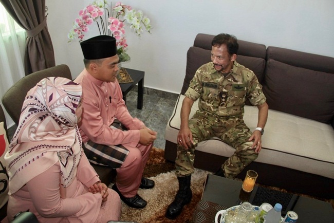 Quốc vương Brunei đến thăm nhà một gia đình sau khi họ nhận nhà mới hồi năm 2018. 