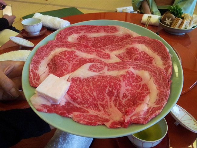 Một kg thịt bò Matsuaka đặc biệt có thể bán với giá lên tới 30.000 yên (~6,5 triệu đồng), có nơi bán 2500 yên/100g (~542.000 đồng/100g).