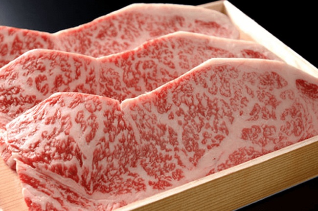 Còn ông Kobayashi - chủ nhà hàng Gyugin  được mở ra từ năm 1902 cho hay, ông chưa bao giờ ăn loại thịt bò nào ngon hơn Matsuaka ở Nhật Bản. Nhà hàng của ông có khi mua 4 con bò mỗi tháng để lấy thịt, mỗi con bò giá 5 triệu yên (~1 tỷ đồng). Trung bình 1 năm nhà hàng chi 1,9 triệu bảng (~55 tỷ đồng) vào việc mua bò phục vụ khách.