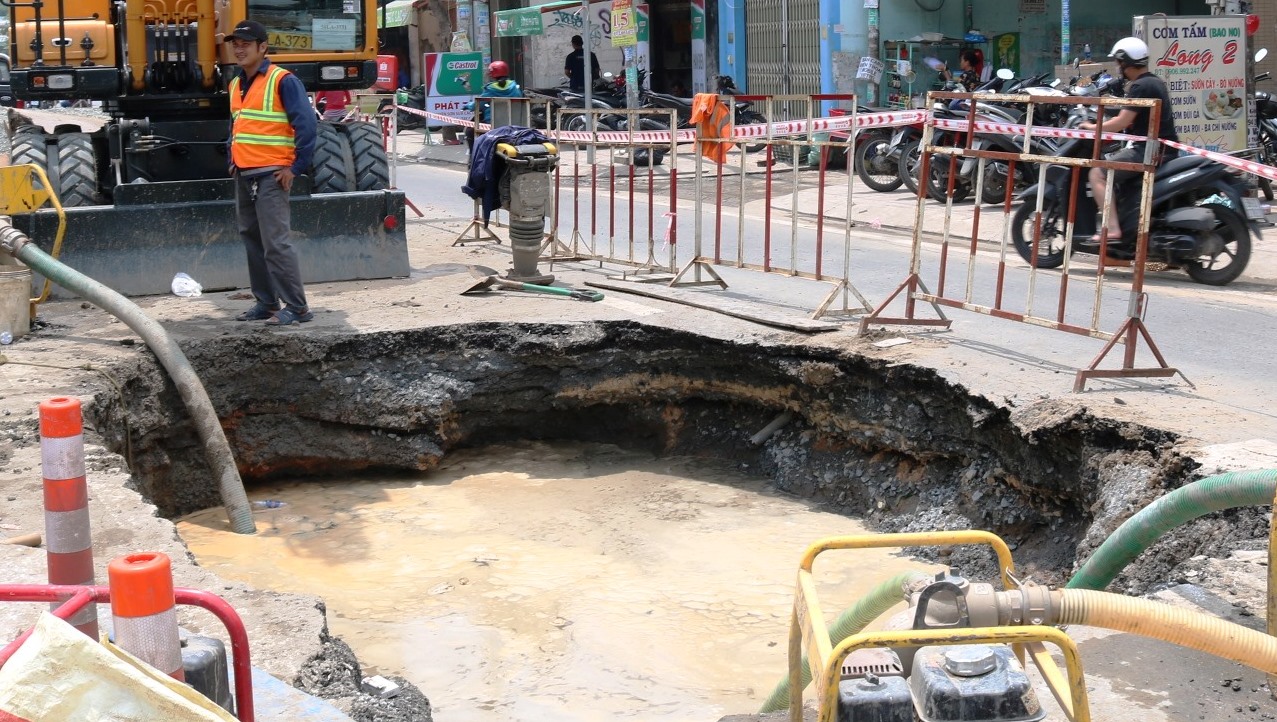 Sau tiếng nổ nhỏ, mặt đường ở Sài Gòn bị sụt lún tạo “hố tử thần”