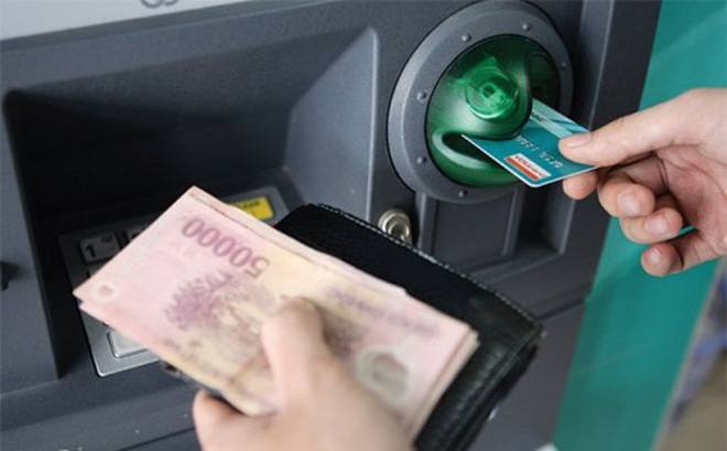 Khách hàng tỏ ra hoang mang khi vô cớ bị mất tiền trong tài khoản ATM