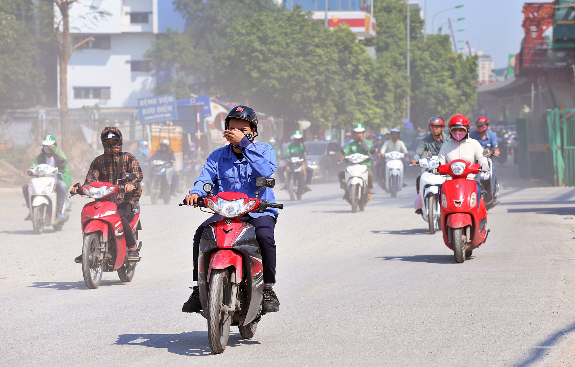 Nhiều công trình xây dựng phát sinh bụi là một trong những nguyên nhân khiến ô nhiễm không khí ở Hà Nội tăng.