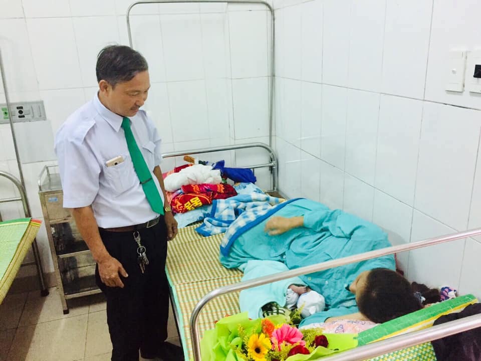 Tài xế Ngô Viết Hà đến thăm sản phụ Huy tại bệnh viện. (ảnh ĐL)