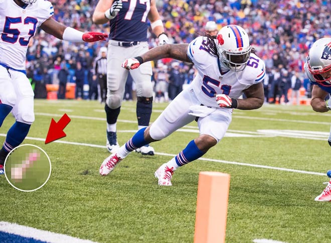 Các cầu thủ New England Patriots bị cổ động viên Buffalo Bills ném "vật lạ"
