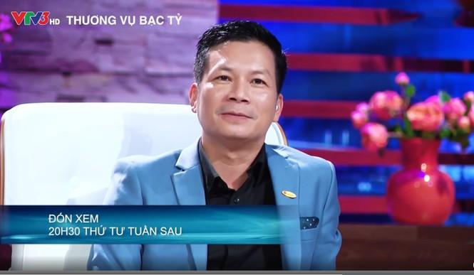 Đến đây, Shark Hưng chặn lại và hỏi Phi Thanh Vân rằng: "Chương trình Shark Tank Việt Nam có cần phải gắn mác 18+ không". Nghe vậy, diễn viên phim “Cô nàng xấu xí” nhanh chóng đáp: "Dạ có".