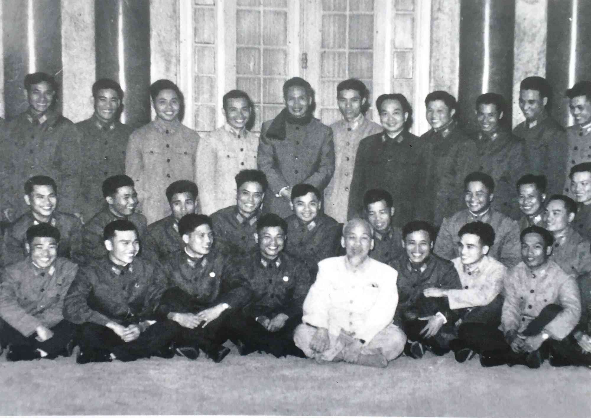 Chủ tịch Hồ Chí Minh, Thủ tướng Phạm Văn Đồng, Đại tướng Võ Nguyên Giáp cùng các đồng chí phi công lập thành tích bắn rơi máy bay Mỹ năm 1966 (phi công Nguyễn Văn Bảy ngồi thứ 2 hàng thứ nhất từ trái qua)