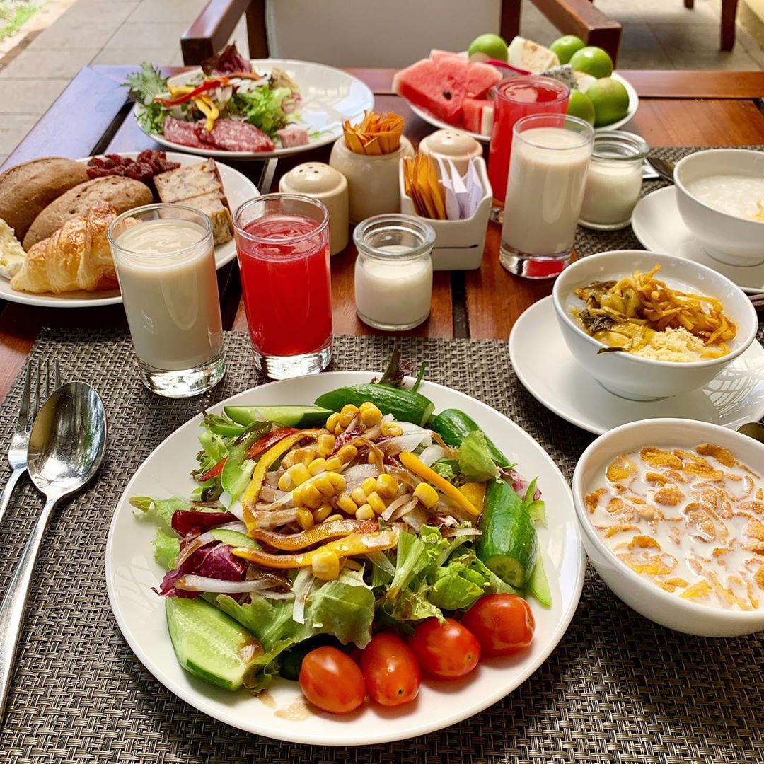 Ngoài salad, Kỳ Duyên còn ăn thêm bánh mì đen.&nbsp;