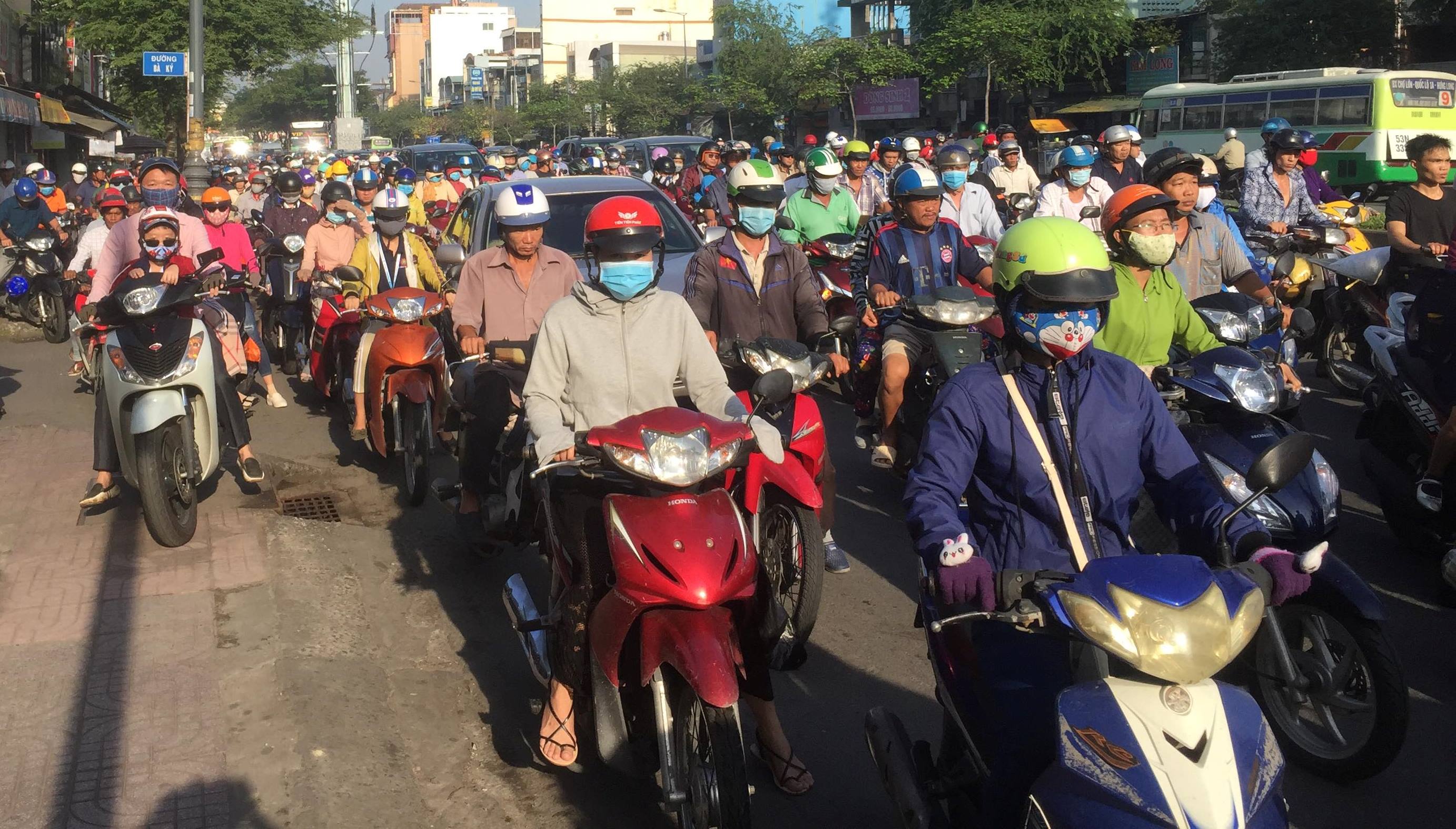 Vụ tai nạn khiến giao thông qua khu vực bị ùn tắc nghiêm trọng