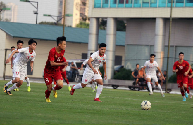 Huy Toàn (áo đỏ, số 19) đi bóng khi bị các đàn em lứa U22 Việt Nam theo sát