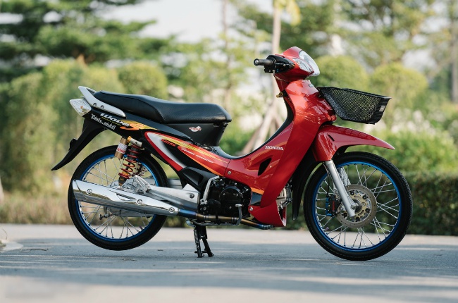 Honda Wave 125 ở Thái Lan tương đương với Honda Future 125 ở thị trường Việt Nam. Wave 125 mỗi khi ra mắt ở xứ chùa vàng đều cuốn hút được sự chú ý của người tiêu dùng tại Việt Nam. Nhưng lần này là chiếc Wave 125 đời những năm đầu 2000 được dân chơi Thái Lan lên đồ chơi tuyệt đẹp.