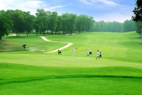 Sân golf Kings Course (Đồng Mô, Sơn Tây, Hà Nội) được đánh giá là một trong những sân golf đẹp nhất Việt Nam.