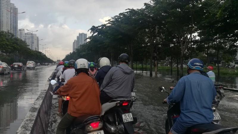 Chân trái chống vào con lươn, chân phải gác trên xe máy là hình ảnh di chuyển của người dân khi đi qua đoạn đường này trong chiều nay.&nbsp;