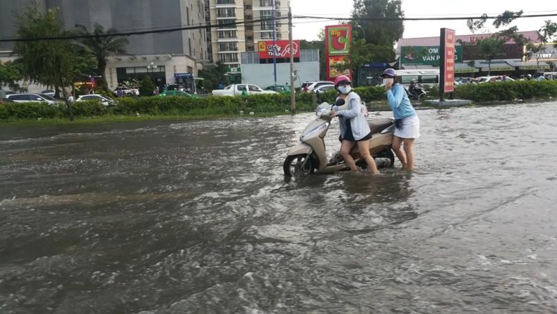 Hai bạn nữ dắt bộ xe vì chết máy.&nbsp;