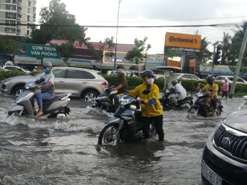 Nhiều xe bị 'kẹt' trong vũng nước.