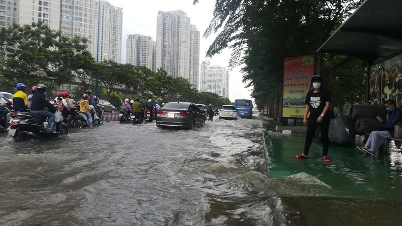 Ngay trạm xe buýt có một cống thoát nước, nước chãy rất xiết và mạnh.&nbsp;