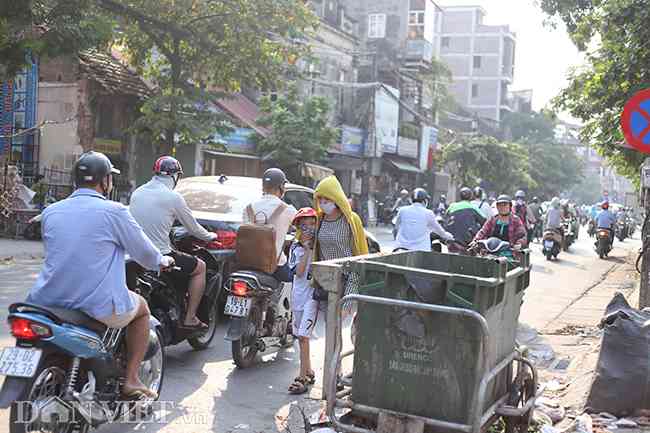 Tình trạng ngổn ngang phế liệu, lòng đường chật hẹt, nhiều phương tiện giao thông qua lại đã khiến cho tuyến đường trở nên ô nhiễm, khó thở và ngột ngạt.