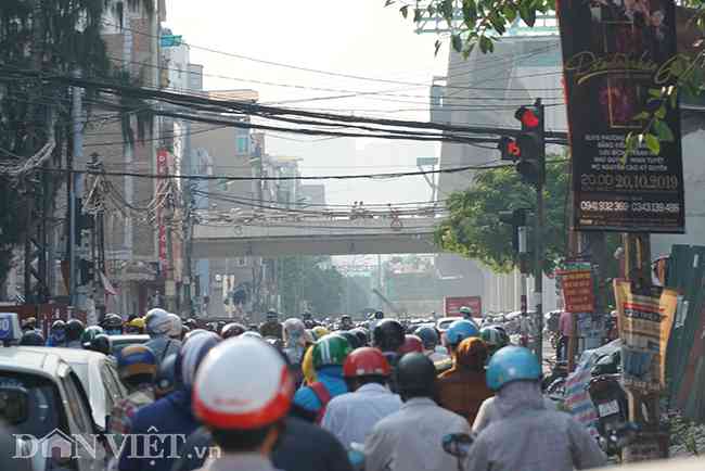 Đây là một trong những tuyến chịu áp lực giao thông lớn nhất của Hà Nội, một phần do mật độ dân cư trong khu vực đặc biệt là hai bên tuyến đường rất lớn, trong khi lòng đường nhỏ hẹp, nhiều nút thắt,&nbsp;không đáp ứng được nhu cầu lưu thông thực tế.