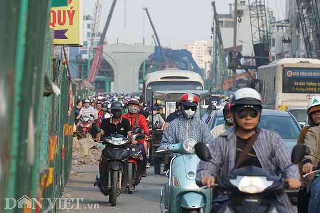 Đường Trường Chinh cũng nằm trong dự án xây dựng đường vành đai 2 (đoạn từ cầu Vĩnh Tuy - Ngã Tư Sở, Hà Nội) được đầu tư gần 10.000 tỷ đồng, dự kiến khi hoàn thành vào năm 2020 sẽ giúp giảm tải áp lực giao thông cho thành phố.&nbsp;Tuy nhiên, tại đoạn từ Trường Chinh - Ngã Tư Sở, đơn vị thi công chưa có biện pháp để hạn chế tình trạng khói bụi, vật liệu xây dựng ngổn ngang gây ảnh hưởng đến sinh hoạt, đi lại của người dân.&nbsp;