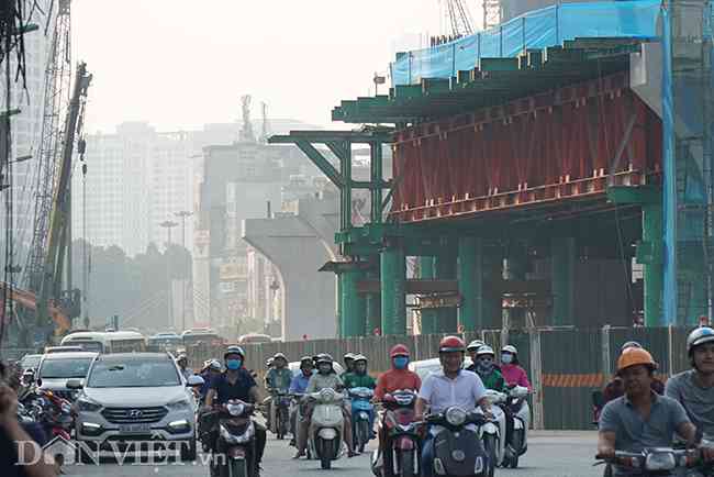 Khói bụi mờ ảo, bay lơ lửng trên đầu người dân xung quanh khu vực đường Trường Chinh và những người tham gia giao thông trên khu vực này.