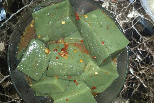 Loại đậu phụ thối màu xanh lét, người mua xếp hàng dài mỗi ngày ở Trung Quốc - 1